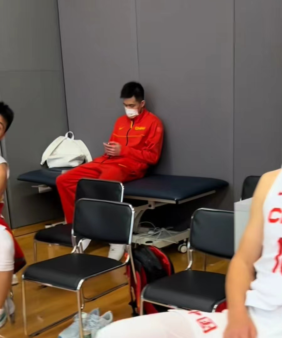 深圳男篮发布备战花絮，清晨更衣室发声，社区盾任务艰巨，临场指挥获称赞(丁程鑫转呼啦圈快乐大本营)